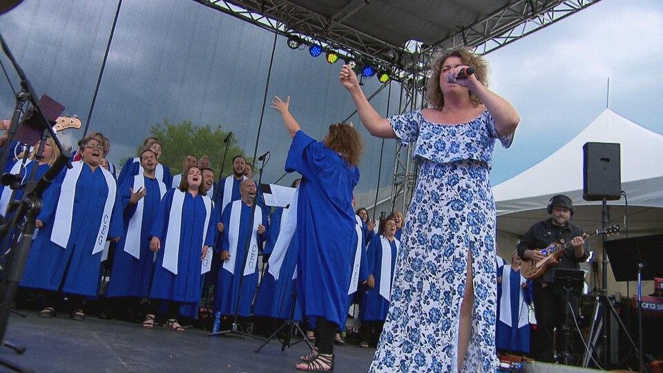 Jeanick Fournier chante avec une chorale.