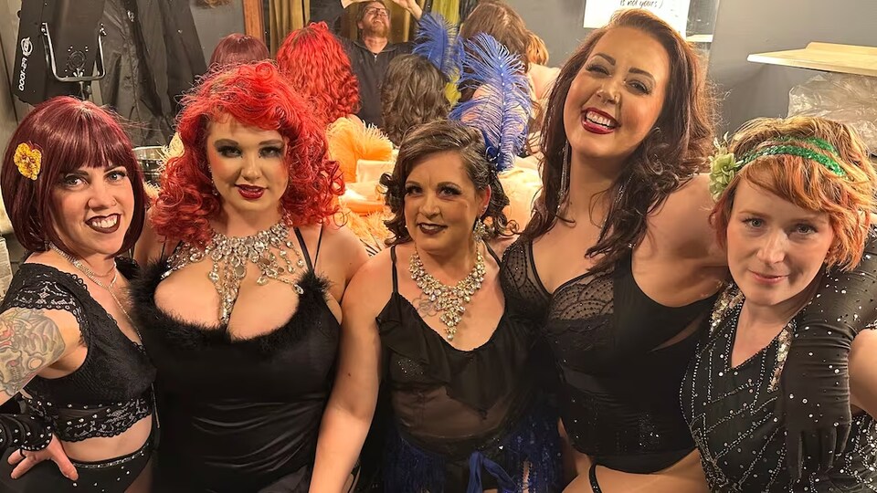 Un groupe de personnes habillées et maquillées de manière extravagante.