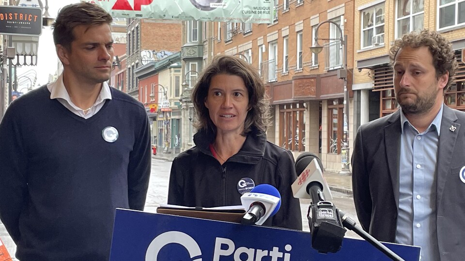 Trois candidats du Parti québécois donnent un point de presse sur la rue Saint-Joseph, à Québec.

