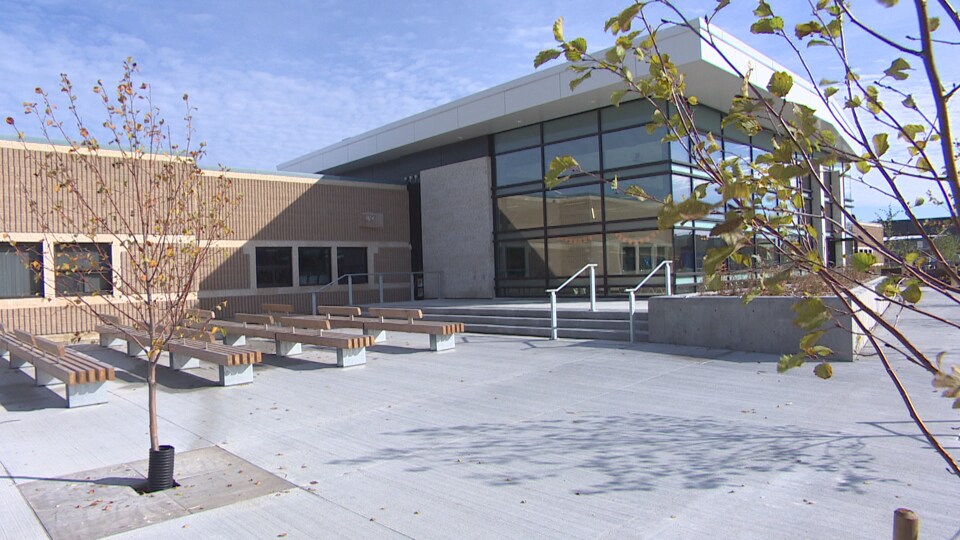 Facade du Collège Jeanne-Sauvé.