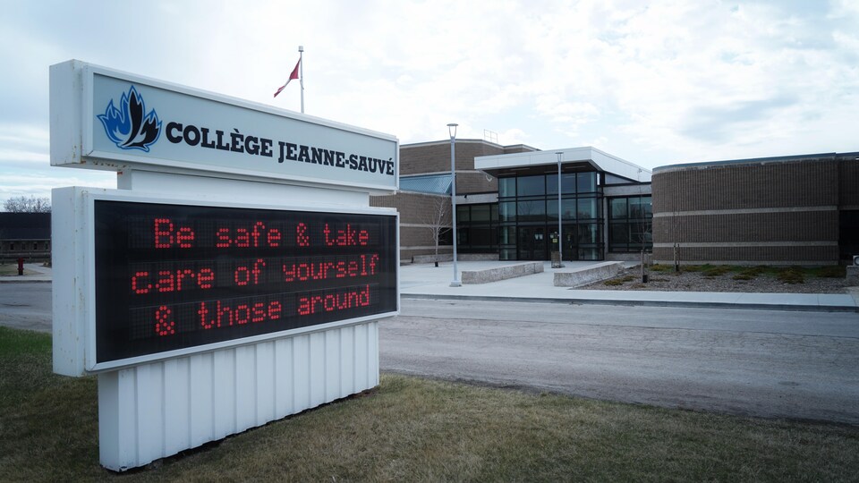 L'entrée du Collège Jeanne-Sauvé, vide.