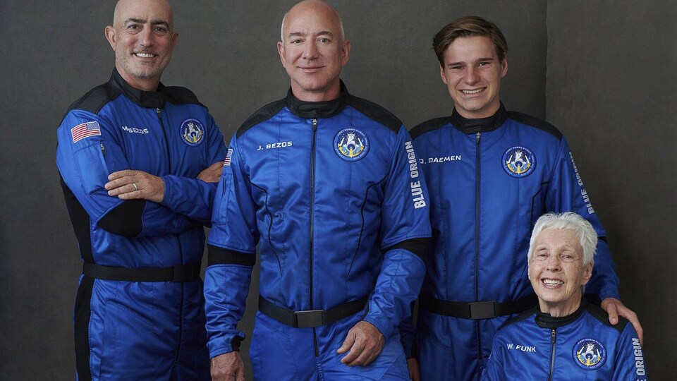 Sur cette photo fournie par Blue Origin (de gauche à droite) : Mark Bezos, frère de Jeff Bezos; Jeff Bezos, fondateur d'Amazon et de la société de tourisme spatial Blue Origin; Oliver Daemen, des Pays-Bas et Wally Funk, pionnière de l'aviation du Texas.