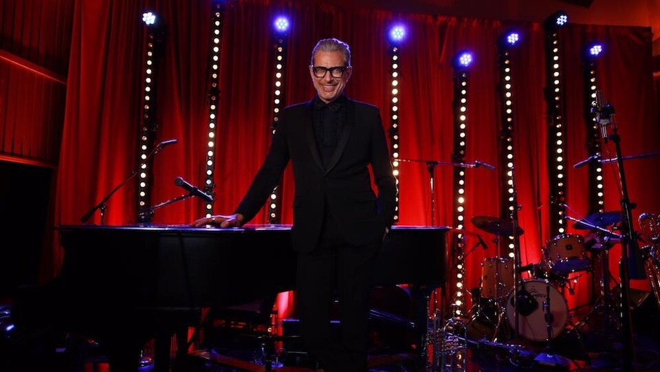 Jeff Goldblum prend la pose pour l'annonce de son premier album de jazz avec la maison Decca Records.