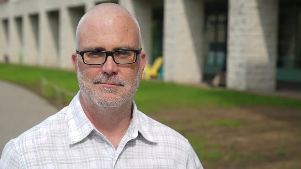 Jeff Leiper pose pour la caméra sur le terrain de l'Hôtel de Ville d'Ottawa.