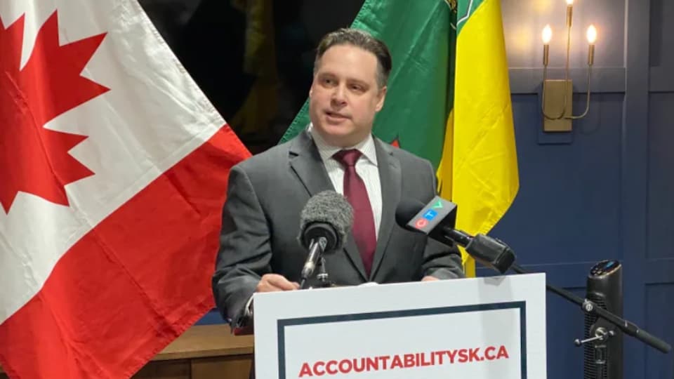 Jeff Walters répond aux questions des journalistes lors d'une conférence de presse.
