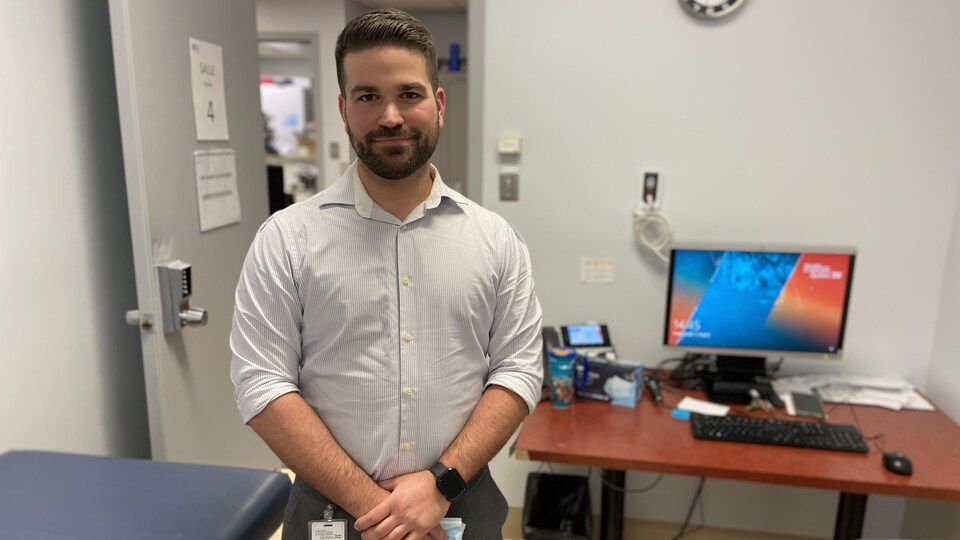 Michaël Larocque est le chef de service de la clinique d’urgences mineures du Jeffery Hale. Il admet que le recrutement de tout le personnel a été plus long que prévu, mais il est convaincu que le concept est là pour rester. 