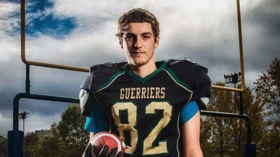 Jeffrey Dubé porte un uniforme des Guerriers de Rivière-du-Loup, au football scolaire.
