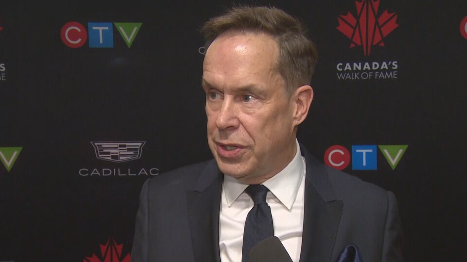 Le directeur de l’Allée des célébrités canadiennes, Jeffrey Latimer, répond aux questions des journalistes sur le tapis rouge.