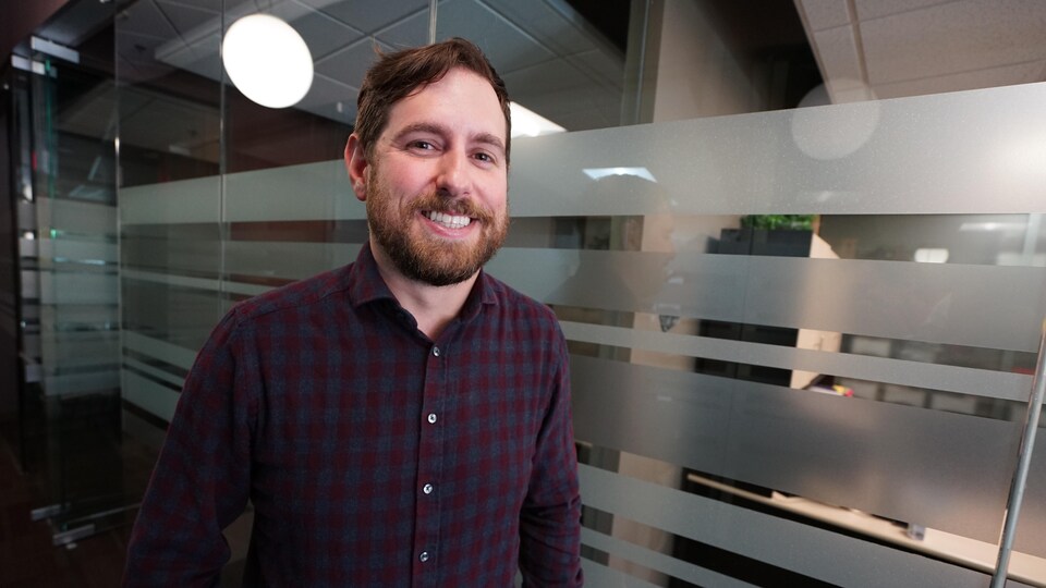 Jean-Michel Beaudry souriant, dans un bureau.