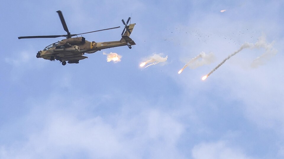 Un hélicoptère lançant des roquettes