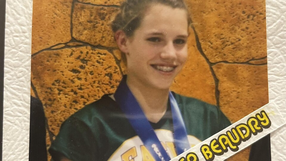 Photo d'école de Jennifer Beaudry avec une médaille sportive au cou.