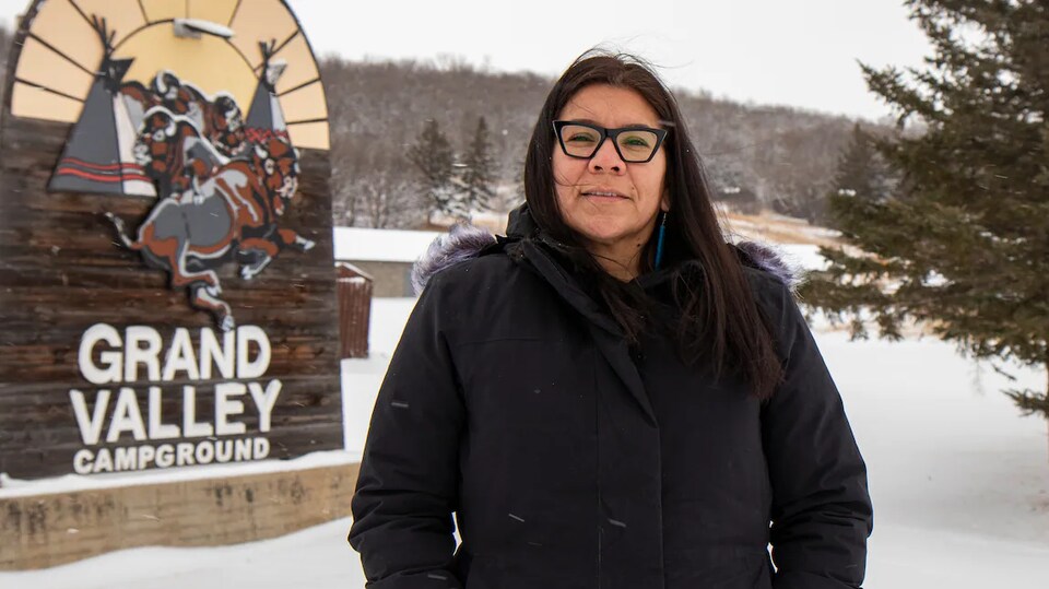 La cheffe de la Nation Dakota Sioux Valley, Jennifer Bone, près du camping du Grand Valley Park, au Manitoba, en décembre 2022.