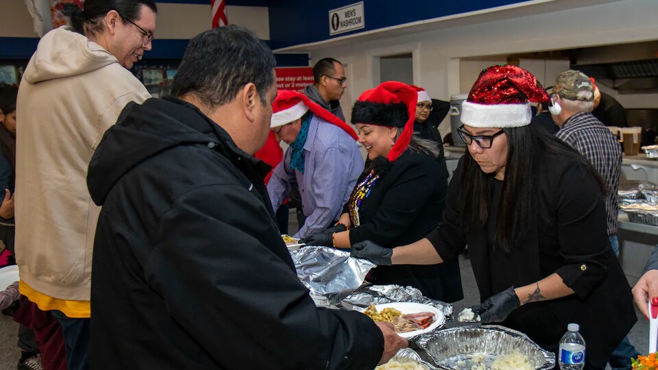Jennifer Bone et des membres du conseil municipal distribuent des repas.