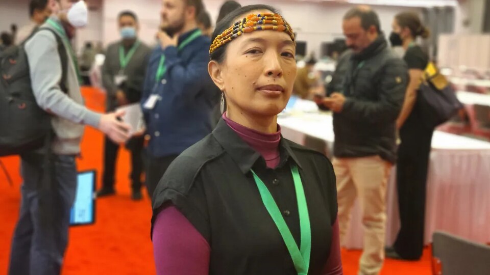 Une dame autochtone au Palais des congrès de Montréal lors de la COP15.