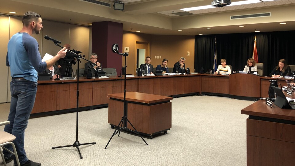 Un homme s'adresse au conseil municipal de Rouyn-Noranda.