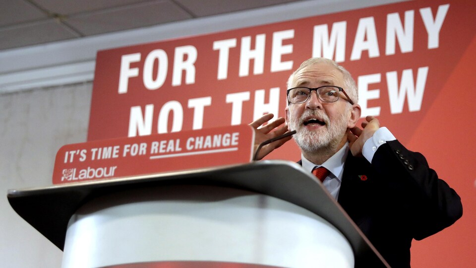 M. Corbyn derrière un lutrin lors d'un rassemblement de campagne.