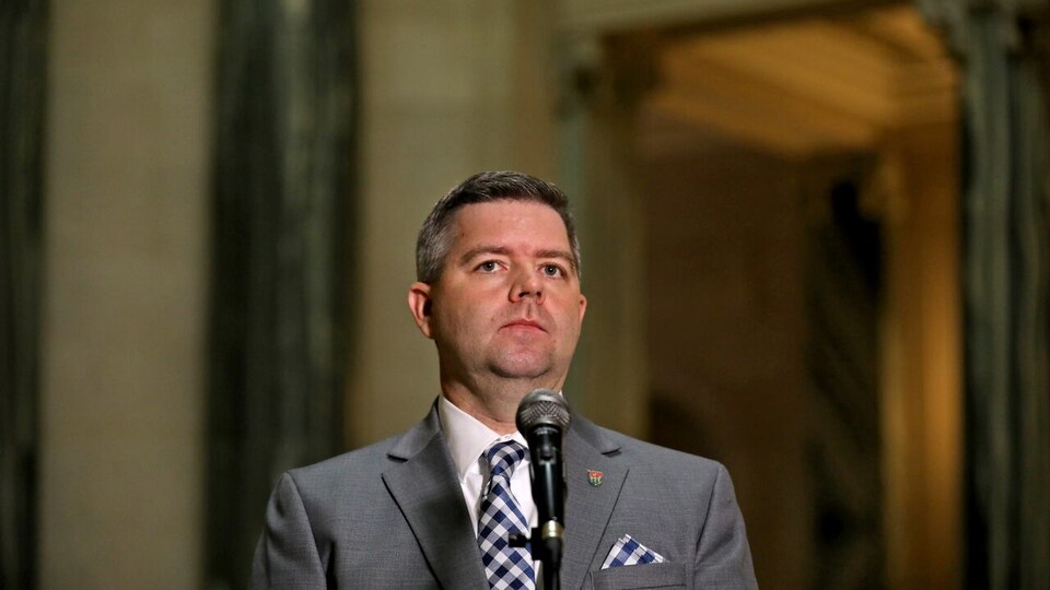 Jeremy Harrsion devant un micro.