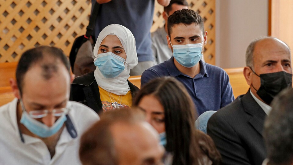 Des personnes dans une salle d'audience