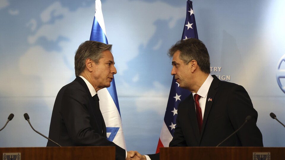 Antony Blinken (à gauche) sert la main de Benyamin Netanyahou (à droite)