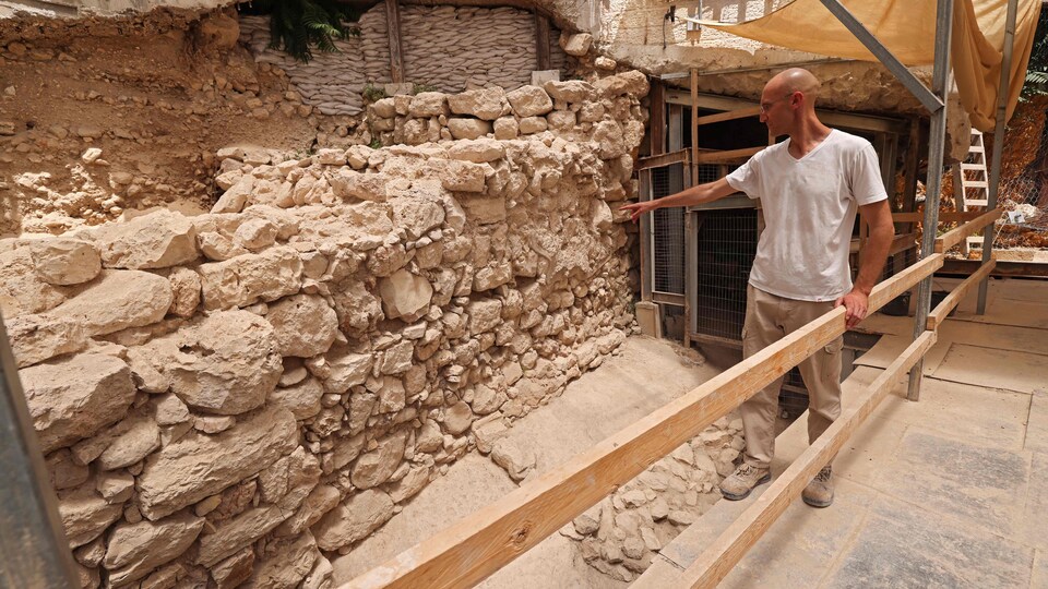 L'archéologue israélien Filip Vukosavovic devant l'une des sections découvertes.
