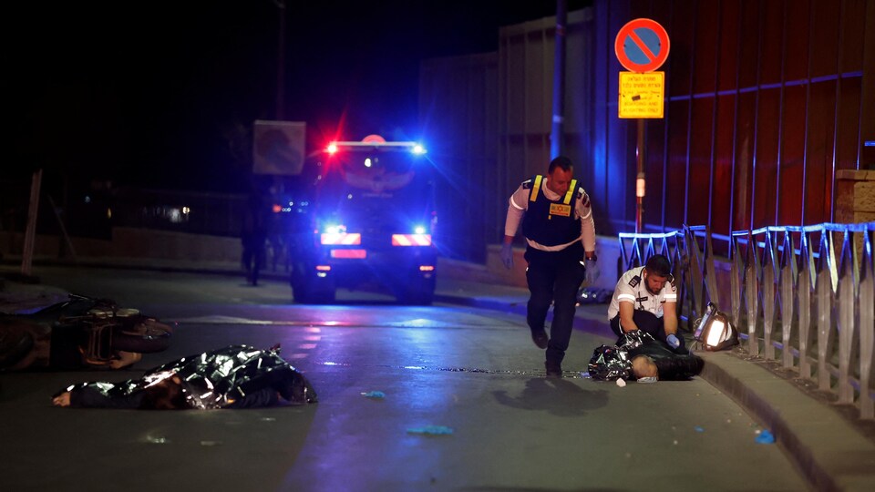 Des ambulanciers près d'une personne touchée lors d'une attaque contre une synagogue.