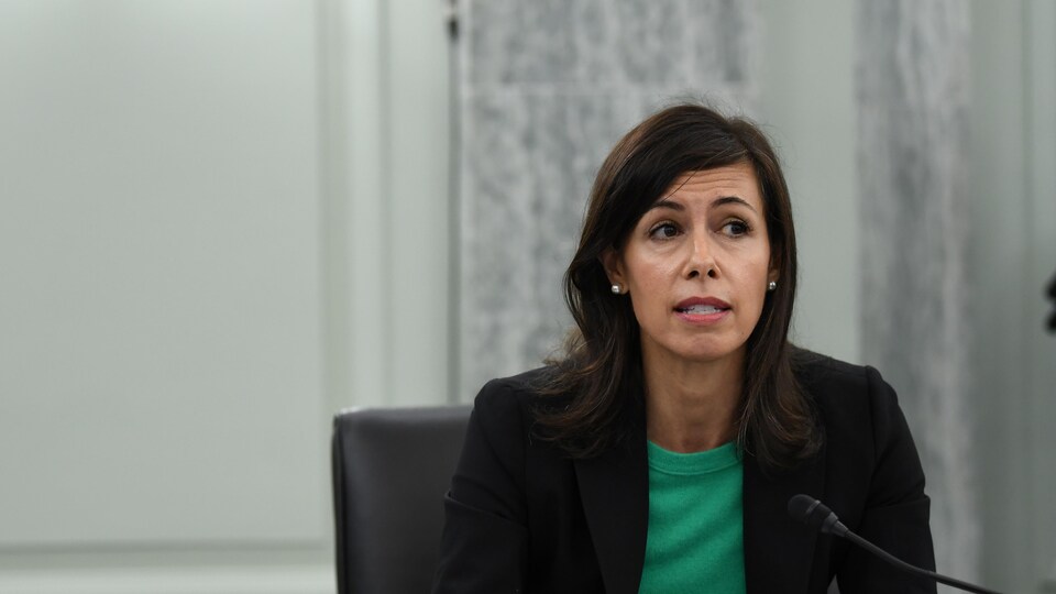Jessica Rosenworcel assise à une table.