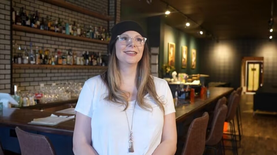 Jessica Scheopp est dans un bar.