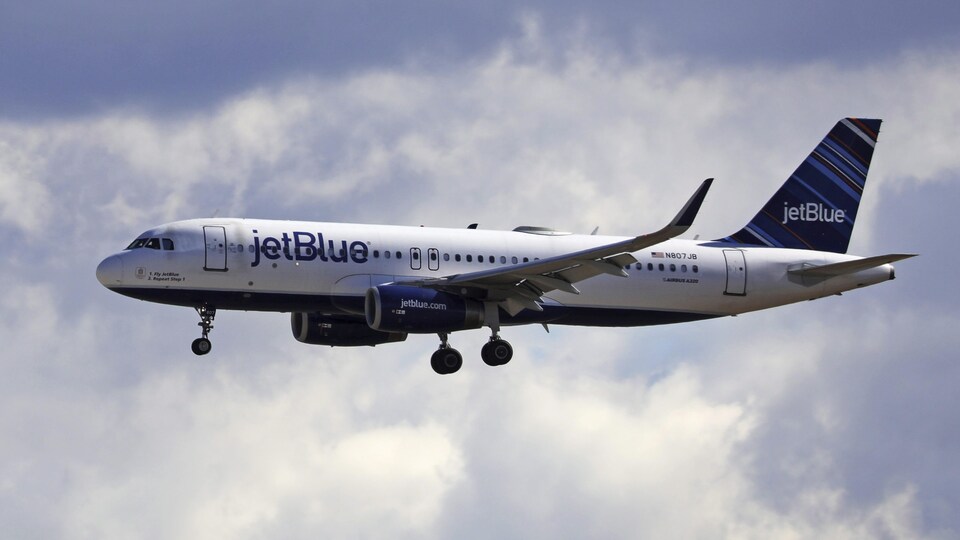 Un avion JetBllue dans le ciel.