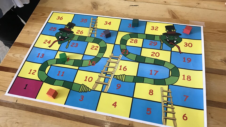 une planche du jeu Serpents et échelles.