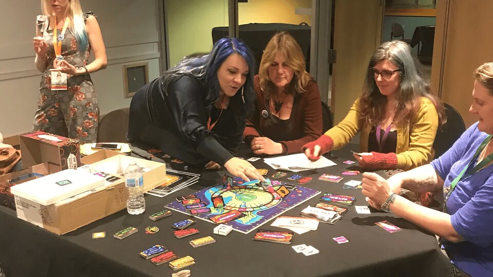 Des adultes essaient un jeu de table.