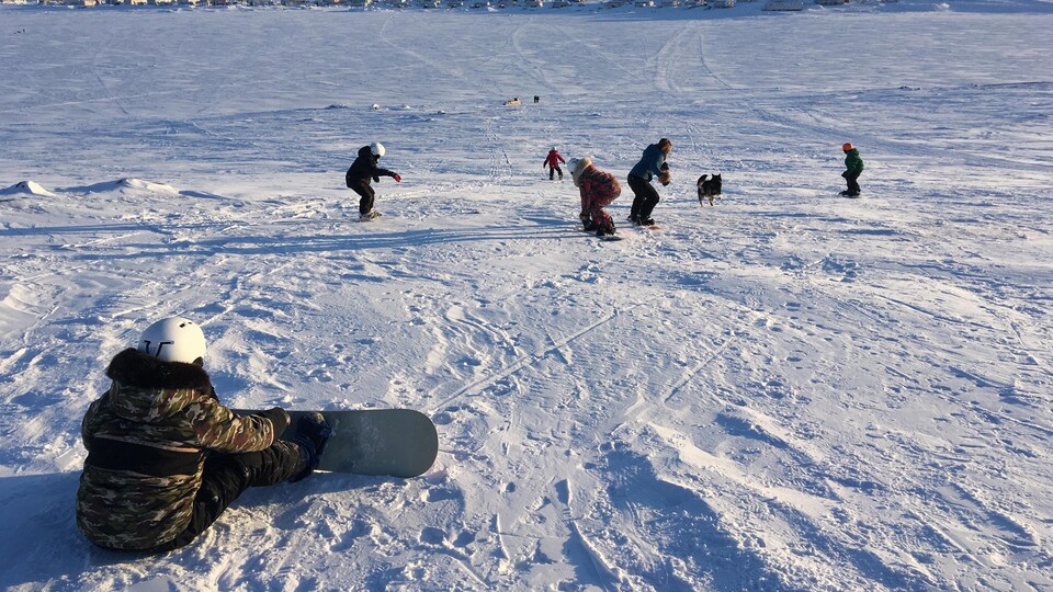 Une Estrienne amène des planches à neige à Akulivik
