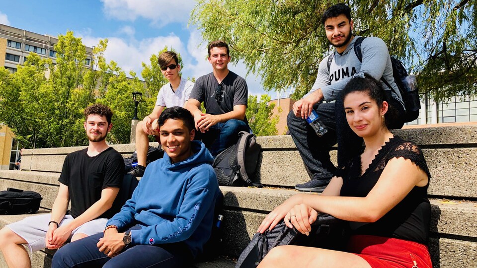 Six étudiants sont assis à l'extérieur de l'Université York. Ils pourront voter pour la toute première fois lors du scrutin fédéral du 21 octobre