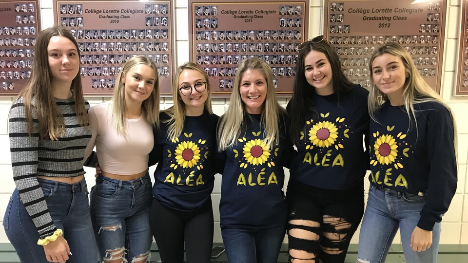 Six adolescentes.