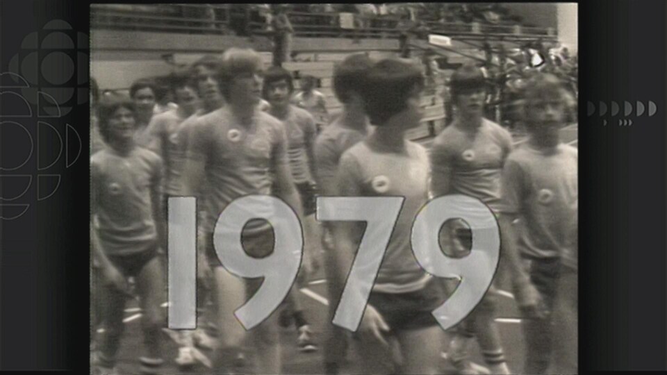 Une image d'archives de 1979 présentant des jeunes qui défilent sur une piste d'athlétisme.