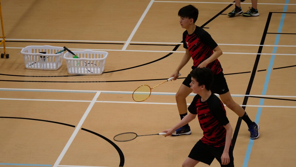 Deux joueurs de badminton dans un gymnase, à Anzac, le 1er février 2023.