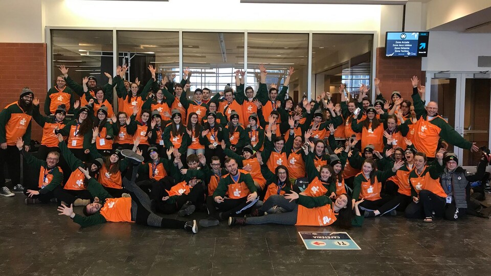 Des jeunes posent pour une photographie de groupe