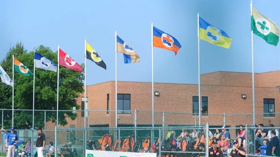 Les drapeaux des régions aux Jeux du Québec.