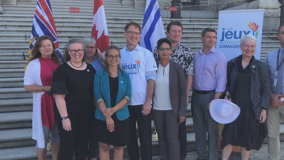 Adrian Dix prend la pose avec les représentants de différents organismes francophones.