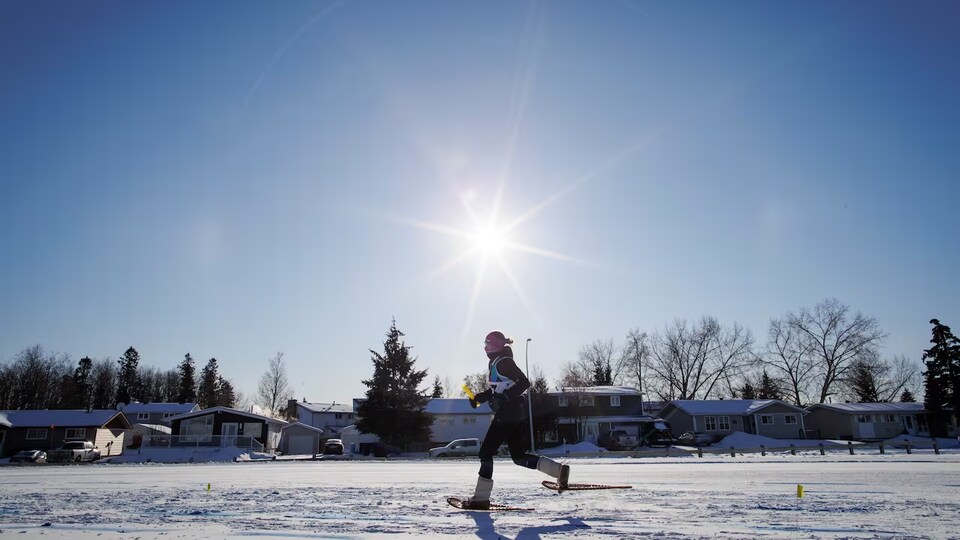 Une personne lors de la course en raquettes aux Jeux d'hiver de l'Arctique, à Fort McMurray, en Alberta.