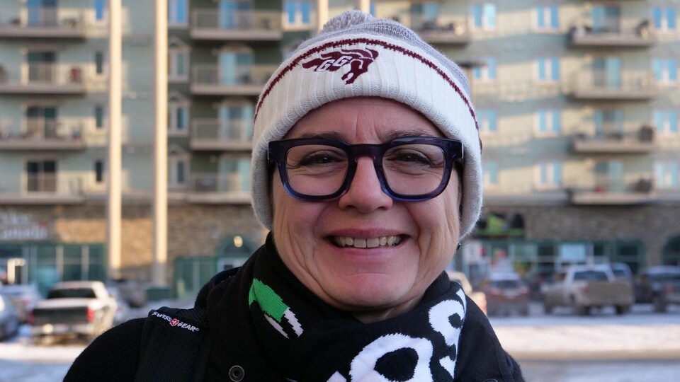 Christine Dallaire, souriante et portant des lunettes, une tuque et un foulard, le 1er février 2023, à Fort McMurray.