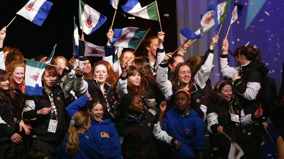 De jeunes Yukonnais agitent le drapeau de leur territoire.