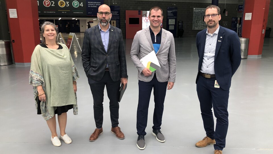 Nathalie Hébert, directrice du Service du loisir, de la culture et de la vie communautaire, Yves Arcand, directeur général de la Ville de Victoriaville, Antoine Tardif, maire, Charles Verville, Service des communications de Victoriaville.
