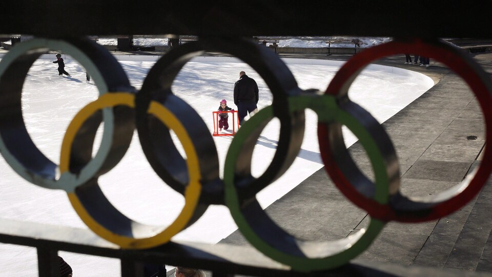 Une jeune fille apprend à patiner à la Place olympique de Calgary.