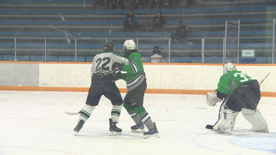 Des hockeyeurs sur une patinoirs.