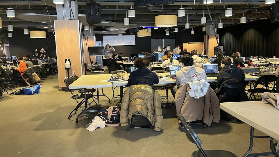 des jeunes concepteurs de jeux vidéos en salle. 