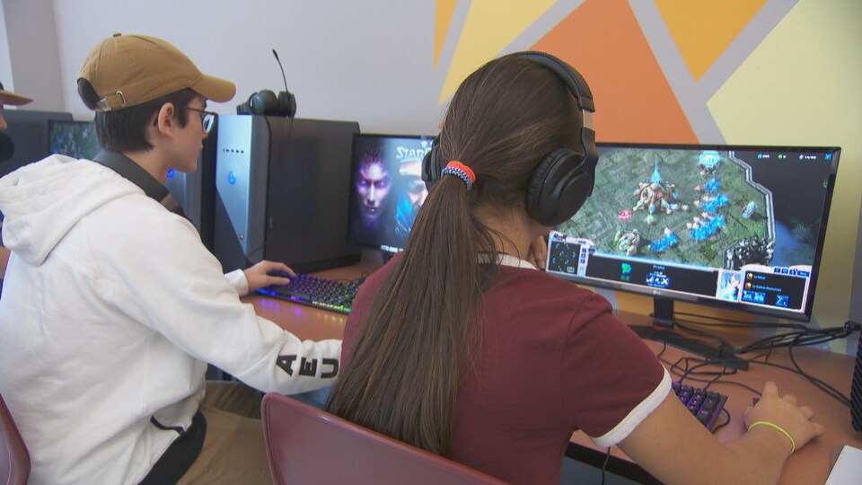 Deux étudiants jouent à des jeux vidéos