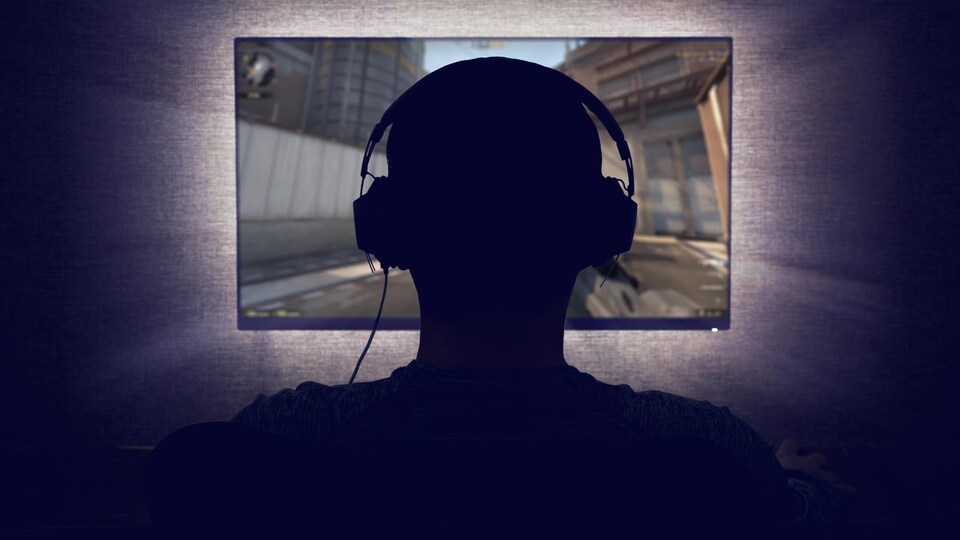 Un adolescent joue à un jeu vidéo