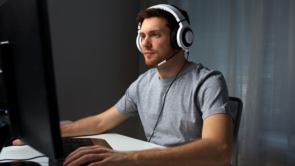 Un joueur de jeux vidéo utilisant un ordinateur.