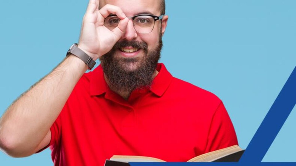 Un homme lisant un livre