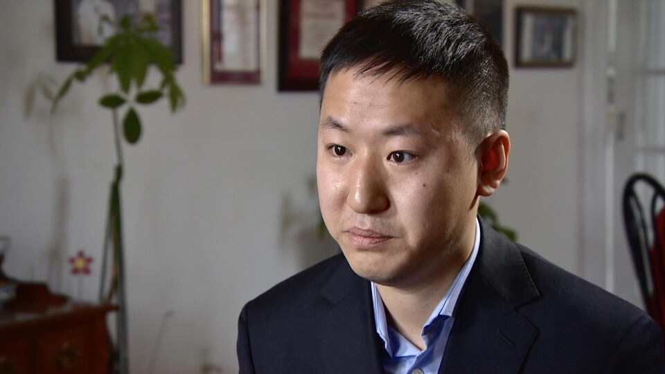 Jiaji Jiang dans sa maison